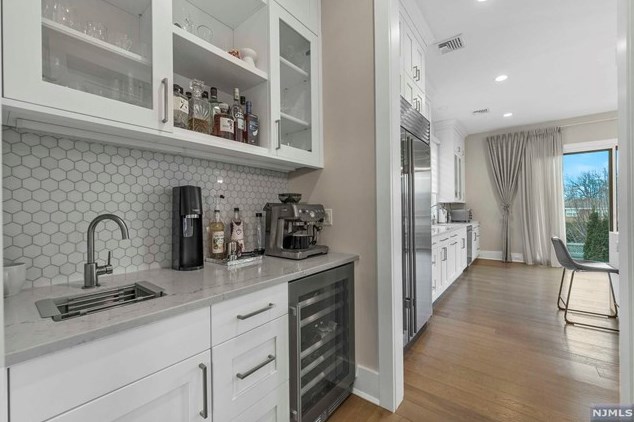 310 Mccloud Dr, West Fort Lee NJ  07024-5321 exterior