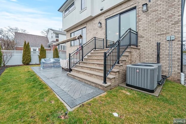 310 Mccloud Dr, West Fort Lee NJ  07024-5321 exterior