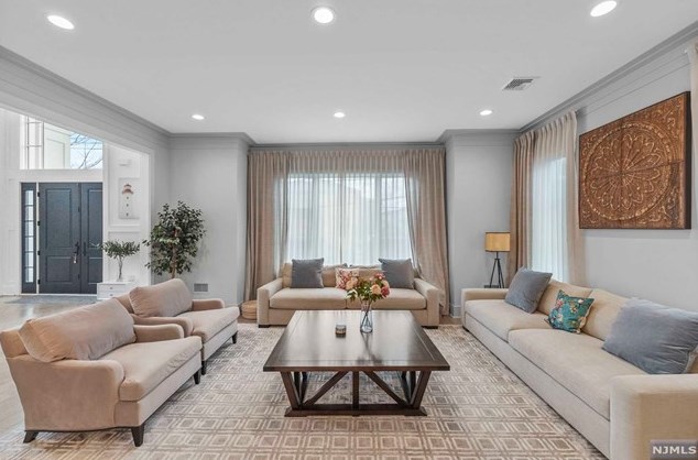 310 Mccloud Dr, West Fort Lee NJ  07024-5321 exterior