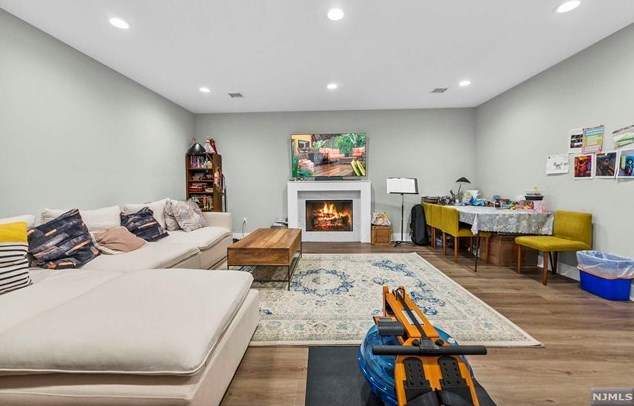 310 Mccloud Dr, West Fort Lee NJ  07024-5321 exterior