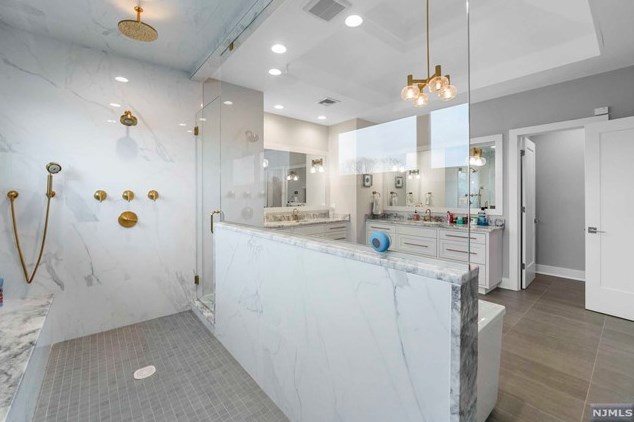 310 Mccloud Dr, West Fort Lee NJ  07024-5321 exterior