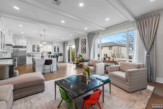 310 Mccloud Dr, West Fort Lee NJ  07024-5321 exterior