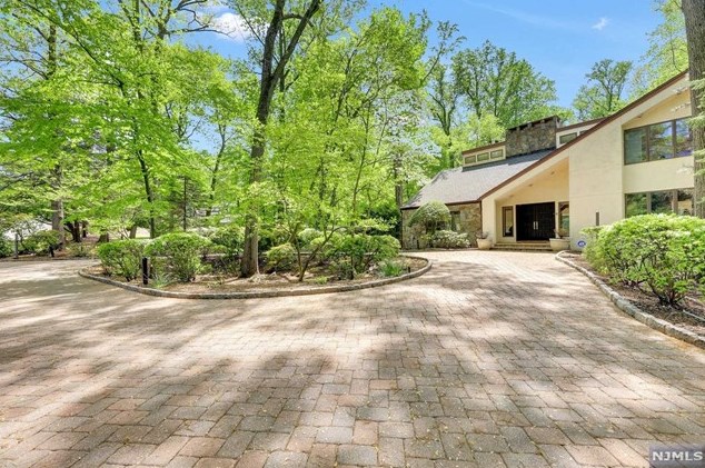 275 Truman Dr, Cresskill, NJ 07626