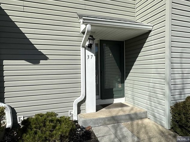 37 Erskine Ct, Mahwah, NJ 07430-2014