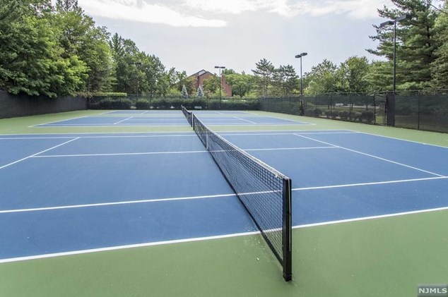 9 Whitman Ct, Teaneck, NJ 07666