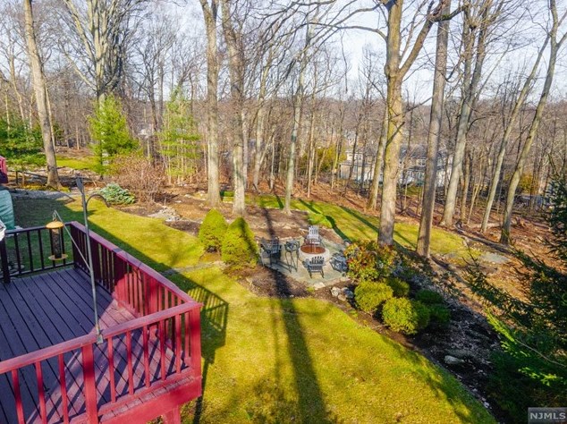 89 Tam O Shanter Dr, Mahwah, NJ 07430-1526