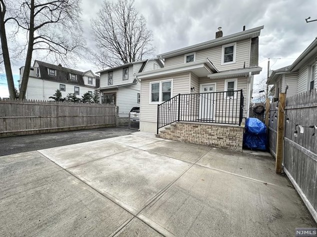 8 Watson Ave, Town Center NJ 07052-6026 exterior