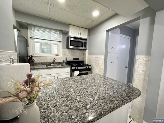 8 Watson Ave, Town Center NJ 07052-6026 exterior