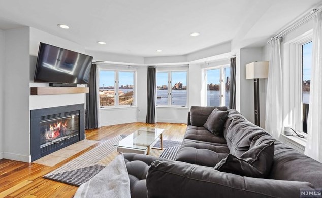 604 Livingston Ct, Edgewater NJ  07020-1641 exterior