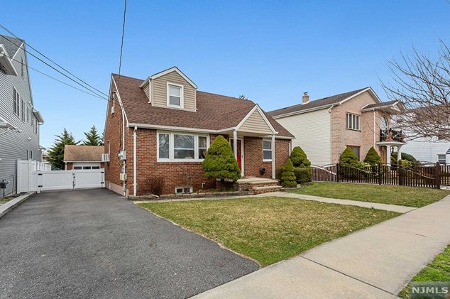 86 Strong St, Wallington, NJ 07057