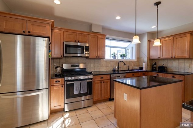 8 Crane Ave, Rutherford NJ  07070-2807 exterior