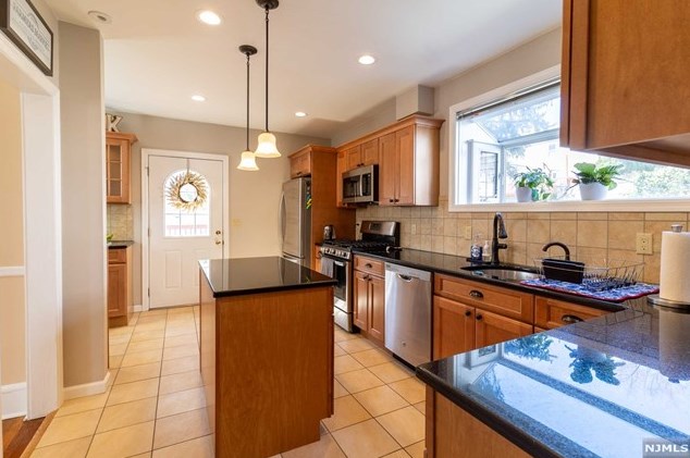 8 Crane Ave, Rutherford NJ  07070-2807 exterior