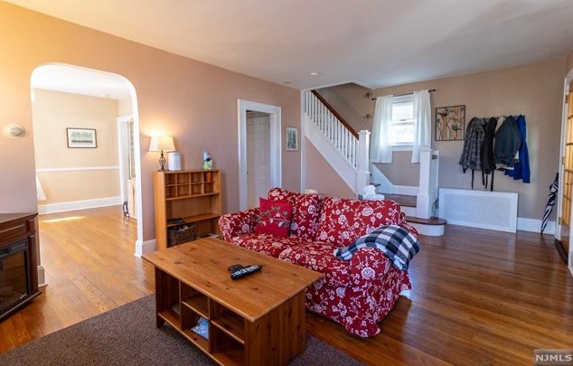 8 Crane Ave, Rutherford NJ  07070-2807 exterior