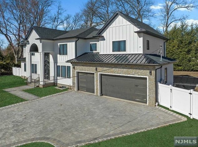 621 Mazur Ave, Paramus, NJ 07652