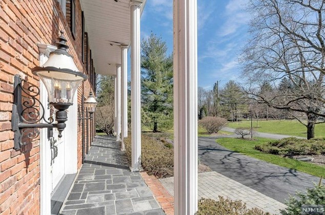 352 Briarly Dr, Franklin Lakes, NJ 07417