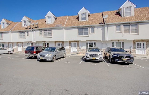 19 Val Sumo Ln, Newark, NJ 07105-3547