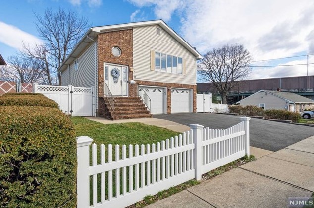 17 Franklin Ave, Saddle Brook, NJ 07663-4701