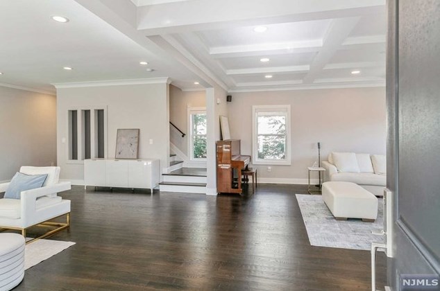 73 Cedar St, Cresskill, NJ 07626