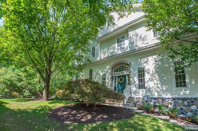 35 Winding Ridge, Oakland, NJ 07436