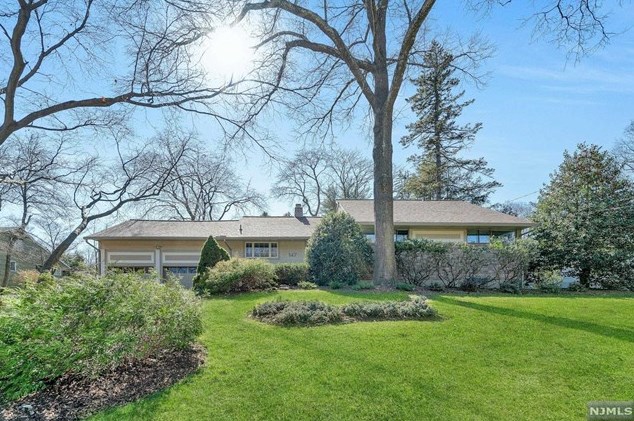 147 Saddlewood Dr, Hillsdale NJ  07642-1331 exterior