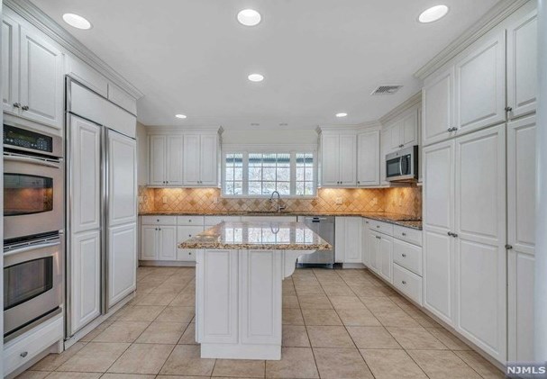 147 Saddlewood Dr, Hillsdale NJ  07642-1331 exterior