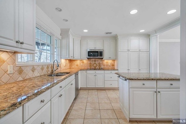 147 Saddlewood Dr, Hillsdale NJ  07642-1331 exterior