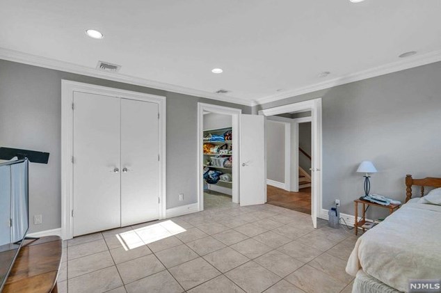 147 Saddlewood Dr, Hillsdale NJ  07642-1331 exterior