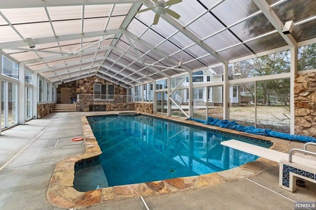 122 Helen Ct, Franklin Lakes, NJ 07417