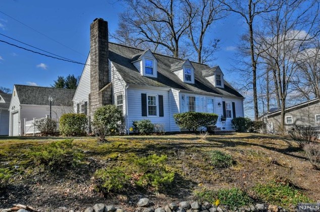 54 Walnut St, Oakland, NJ 07436