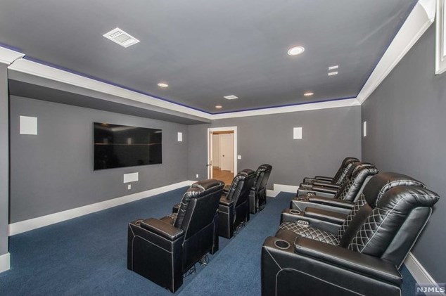 104 Birchwood Rd, Paramus NJ  07652-1950 exterior