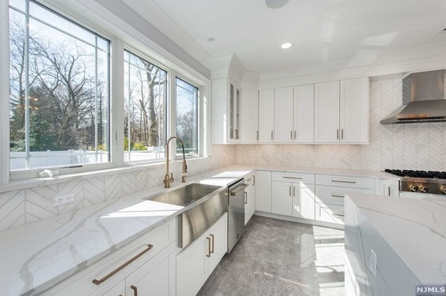 104 Birchwood Rd, Paramus NJ  07652-1950 exterior