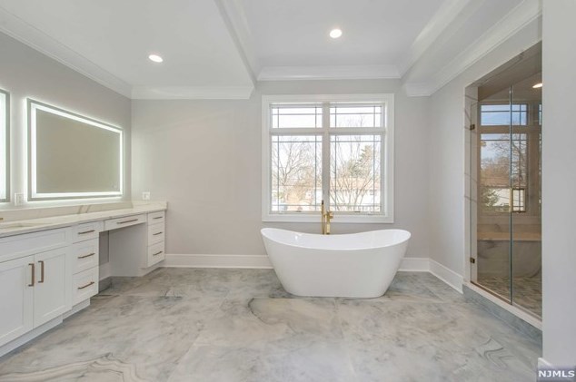 104 Birchwood Rd, Paramus NJ  07652-1950 exterior