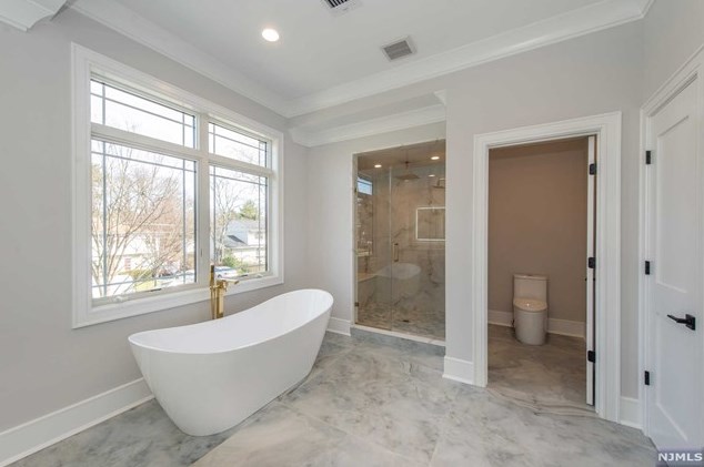 104 Birchwood Rd, Paramus NJ  07652-1950 exterior