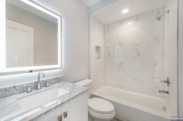 104 Birchwood Rd, Paramus NJ  07652-1950 exterior