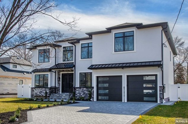 104 Birchwood Rd, Paramus NJ  07652-1950 exterior