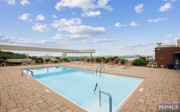 200 Old Palisade Rd, West Fort Lee NJ  07024-7056 exterior