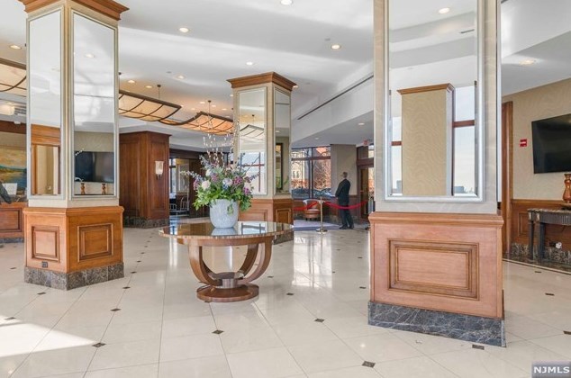 100 Old Palisade Rd, West Fort Lee NJ  07024-7064 exterior