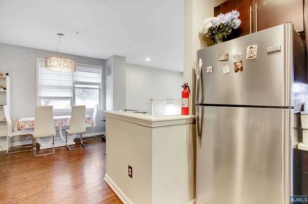 279 Roslyn Ct, West New York, NJ 07093-8325