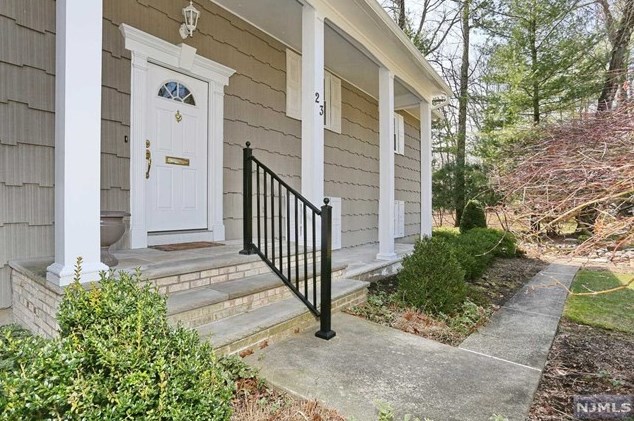 23 Dogwood Ct, Mahwah, NJ 07430-3007