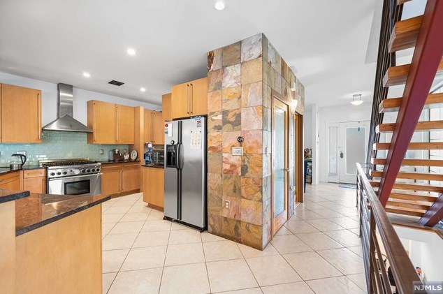 160 Smt Cross, Rutherford NJ 07070-2444 exterior