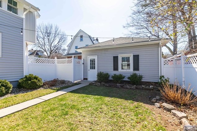 14 Courier Pl, Rutherford NJ  07070-1102 exterior