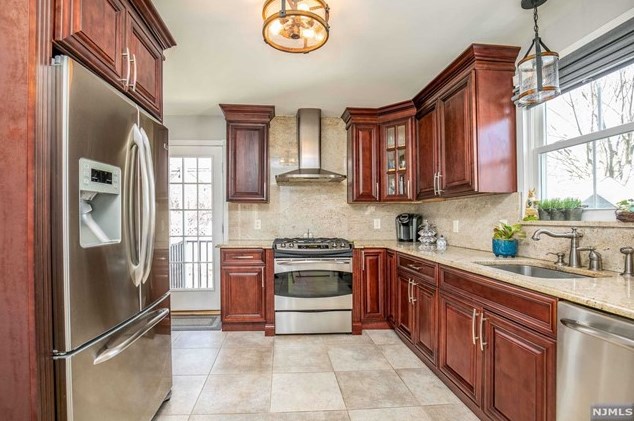 14 Courier Pl, Rutherford NJ  07070-1102 exterior