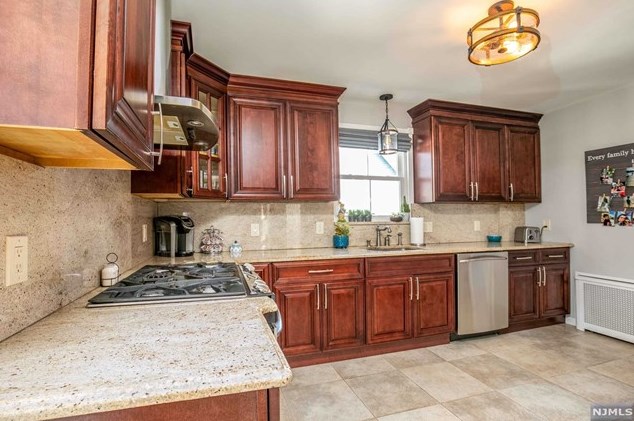 14 Courier Pl, Rutherford NJ  07070-1102 exterior