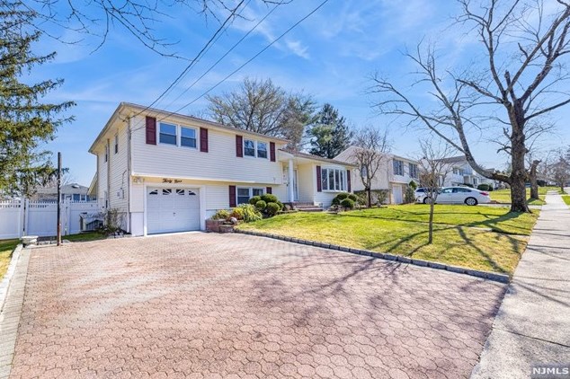 39 Roxbury Rd, Dumont, NJ 07628