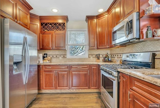 341 Herrick Ave, Teaneck NJ 07666-3306 exterior