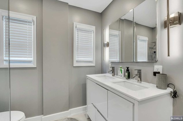 341 Herrick Ave, Teaneck NJ 07666-3306 exterior