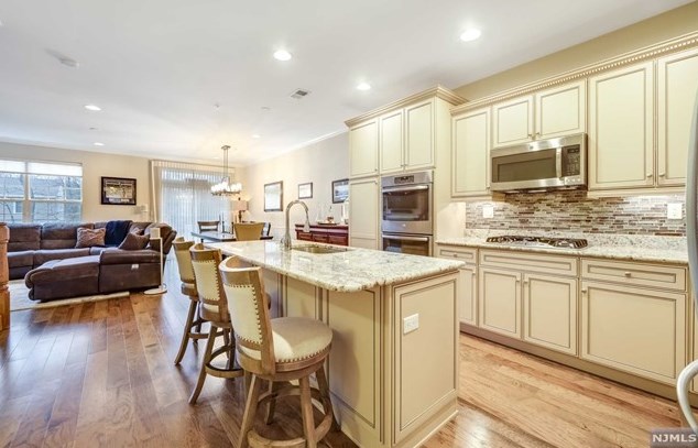 28 Masterson Ct, Waldwick NJ  07463-1136 exterior