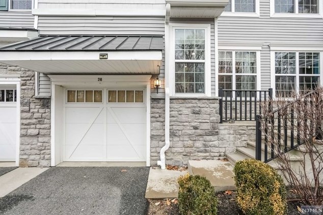 28 Masterson Ct, Waldwick, NJ 07463