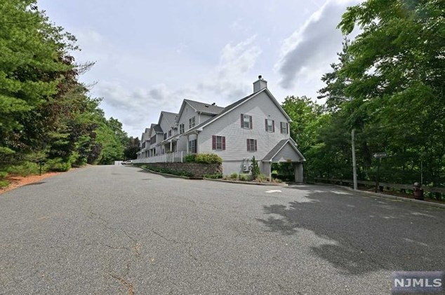 80 Heather Ln, Wyckoff, NJ 07481
