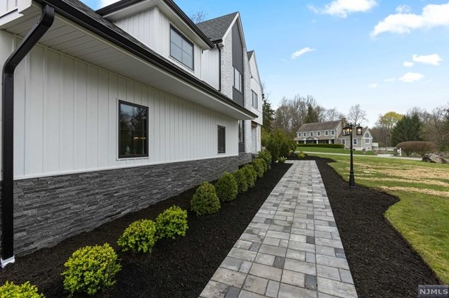 36 Hillcrest Dr, Upper Saddle River, NJ 07458